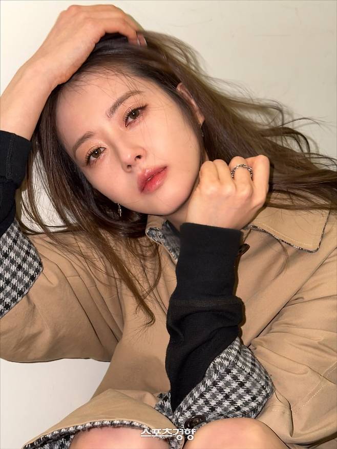 포즈를 취하고 있는 배우 고아라. 본인 인스타그램 계정