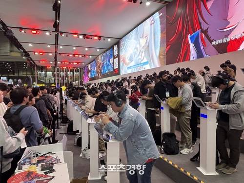 ‘지스타 2025’를 찾은 게임팬들이 넷마블 부스에서 신작을 체험하고 있다.   |조진호 기자