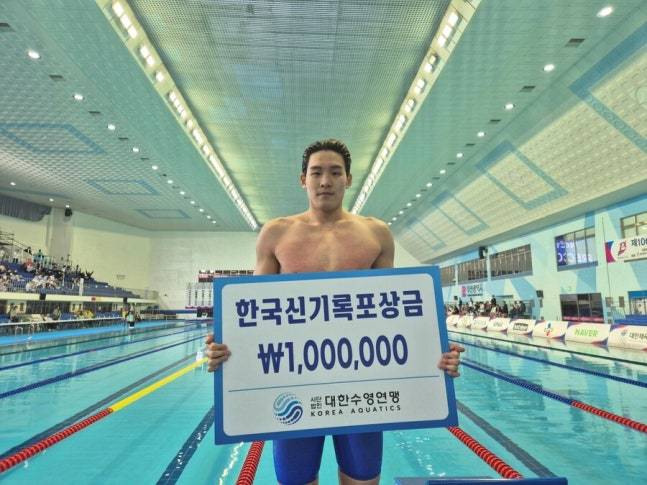 ▲ 초신성 김영범은 지난 3월 싱가포르에서 열린 대표 선발전에서 생애 첫 47초대 벽을 허물며 가능성을 입증했다. 훈련 강도를 대폭 끌어올린 뒤 나선 부산 전국체전에서 한국 신기록을 세웠다. 지금은 판잔러보다 빠른 100m 기록으로 아시안게임 금메달 후보군으로 올라섰다. ⓒ 연합뉴스