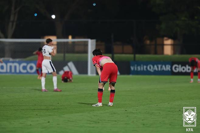 15일(한국시간) 카타르 도하의 어스파이어존에서 열린 2025 FIFA U-17 월드컵 32강전에서 잉글랜드에 져 탈락이 확정되자 아쉬워하고 있는 대한민국 U-17 대표팀 선수들. /사진=대한축구협회 제공
