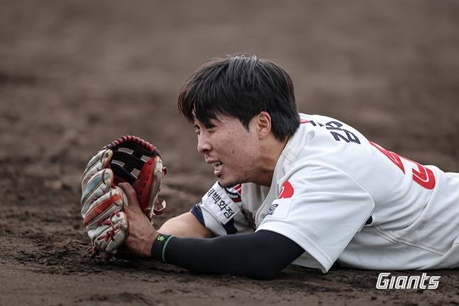 롯데 김동혁이 수비훈련을 소화하고 있다. /사진=롯데 자이언츠 제공