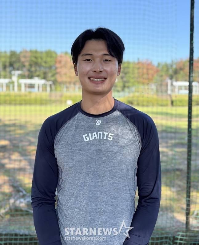 롯데 윤동희가 포즈를 취하고 있다. /사진=양정웅 기자