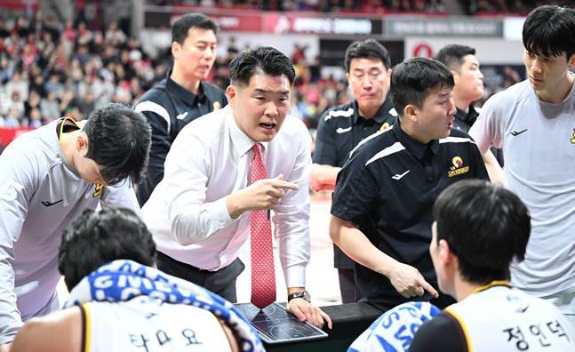 조상현(빨간 넥타이) LG 감독이 작전타임 중 선수들에게 지시하고 있다. /사진=KBL 제공