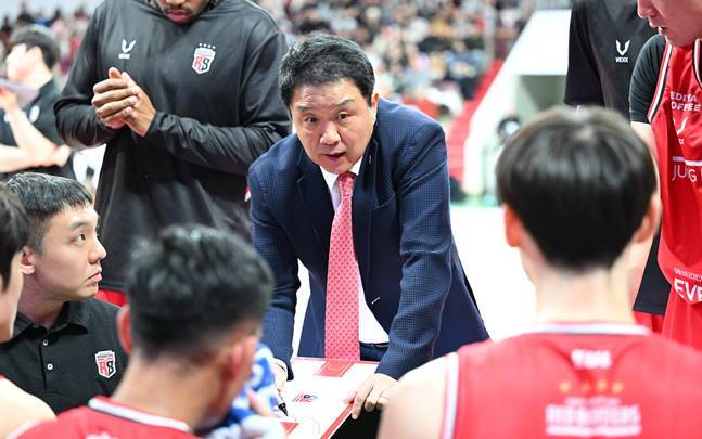 유도훈(남색 정장) KGC 감독이 작전 지시하고 있다. /사진=KBL 제공