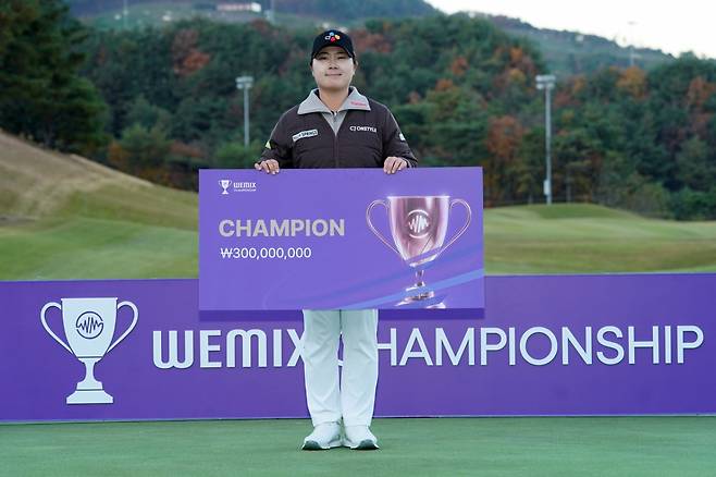 홍정민이 위믹스 챔피언십 우승 후 포즈를 취하고 있다. /사진=위메이드 제공