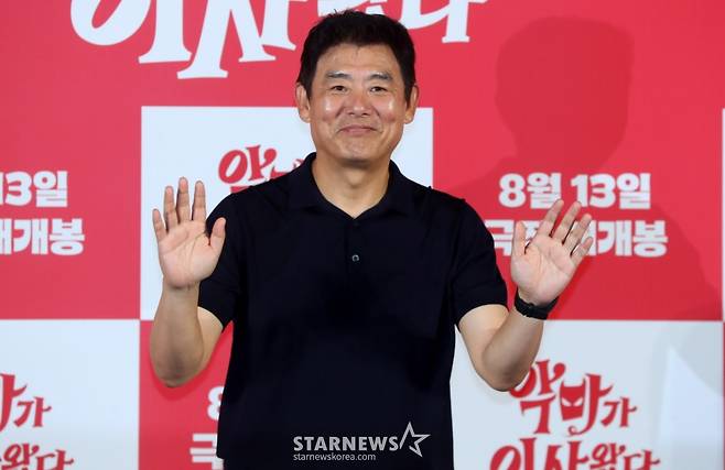 [서울=뉴시스] 김혜진 기자 = 배우 성동일이 9일 오전 서울 용산구 CGV용산아이파크몰에서 열린 영화 '악마가 이사왔다'(감독 이상근) 제작보고회에서 포즈를 취하고 있다. 2025.07.09. jini@newsis.com /사진=김혜진