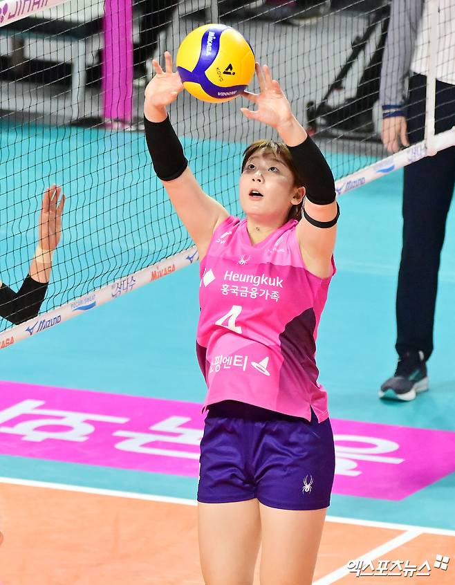 16일 오후 인천 부평구 삼산월드체육관 열린 '진에어 2025-2026 V-리그' 흥국생명과 정관장의 경기, 흥국생명 서채현이 토스를 하고 있다. 인천, 김한준 기자