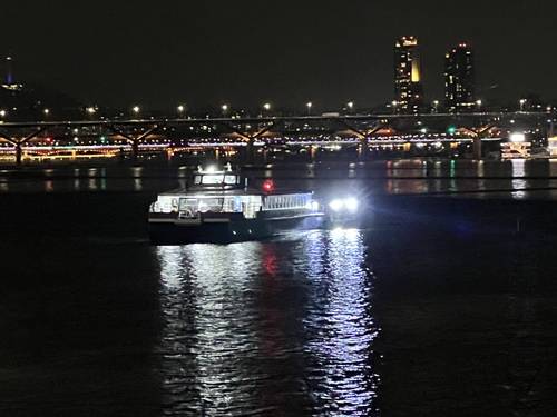 멈춰있는 한강버스 [촬영 김유향 수습기자]