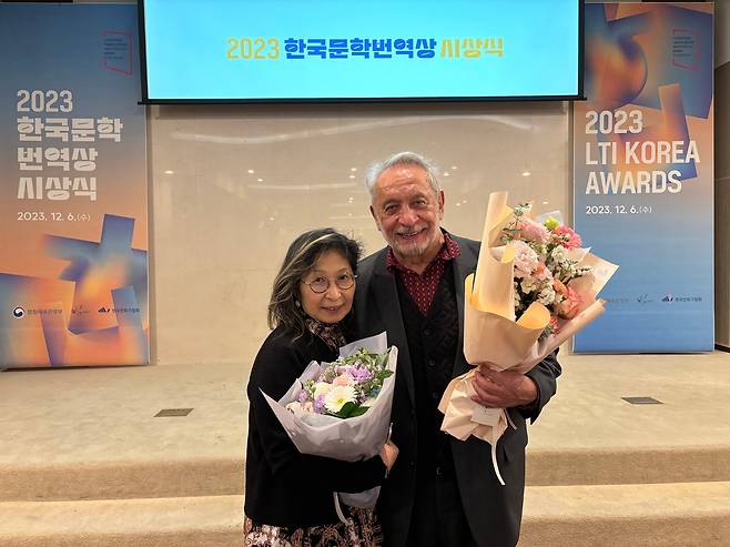한국문학번역상 받은 드 크레센조-김혜경 부부 김혜경 교수(왼쪽)와 장 클로드 드 크레센조 '글마당' 대표 부부가 2023년 한국문학번역상 대상을 공동 수상한 뒤 기념 촬영하는 모습. [본인 제공. 재판매 및 DB 금지]