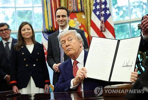 원전 확대 행정명령 서명한 트럼프 대통령 [EPA=연합뉴스 자료사진]