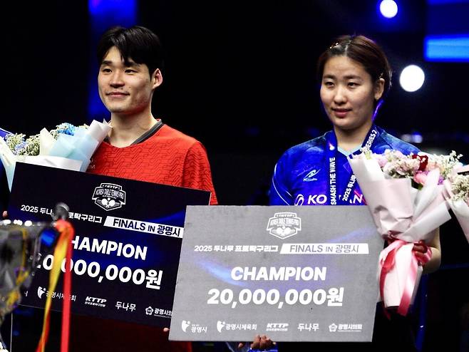 프로탁구리그 파이널스 우승을 차지한 장우진(왼쪽)과 이은혜 [촬영 이동칠]