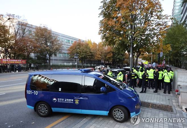 해병특검 들어서는 호송차 (서울=연합뉴스) 이진욱 기자 = 윤석열 전 대통령이 탑승한 호송차가 11일 서울 서초구 이명현 순직해병 특별검사팀 사무실 지하주차장으로 들어서고 있다. 2025.11.11 cityboy@yna.co.kr