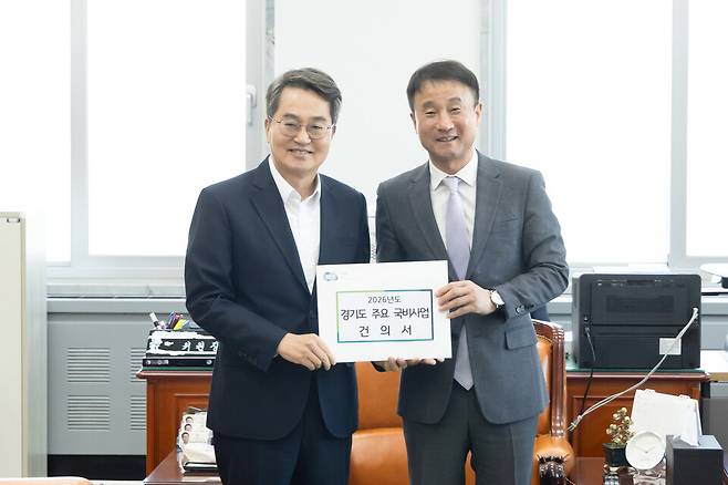 ▲&nbsp;김동연 경기지사가 17일 국회를 찾아 예산결산특별위원회 예산안조정소위원회 위원장을 맡은 한병도 예결위원장을 만나 2026년도 경기도 주요 국비사업 건의서를 전달하고 있다./사진제공=경기도&nbsp;