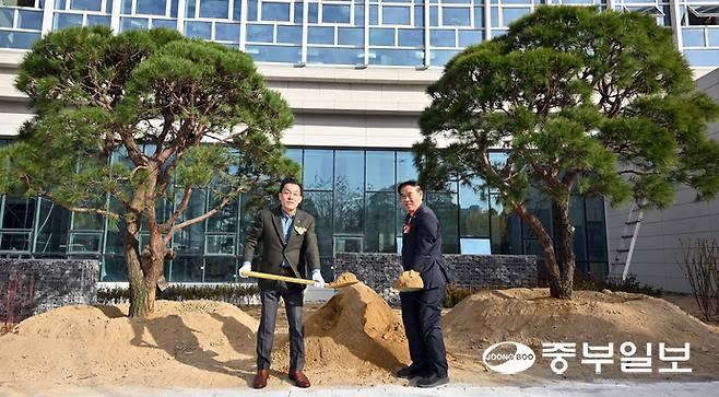 17일 오전 수원시 팔달구 수원시청 옆에 자리한 수원시의회 신청사 개청식에서 이재식 수원시의회 의장과 이재준 수원시장이 기념식수 행사를 진행하고 있다. 김경민기자