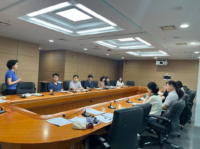 상생협의체의 실질적 협력이 시작된 지난 5월 회의 모습. 노사정책과 여정숙 과장이 참가자들에게 앞으로 진행 방향을 설명하고 있다. 사진=시교육청 제공.