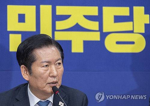더불어민주당 정청래 대표가 17일 국회에서 열린 최고위원회의에서 전 당원 투표제 도입과 관련한 발언을 하고 있다.