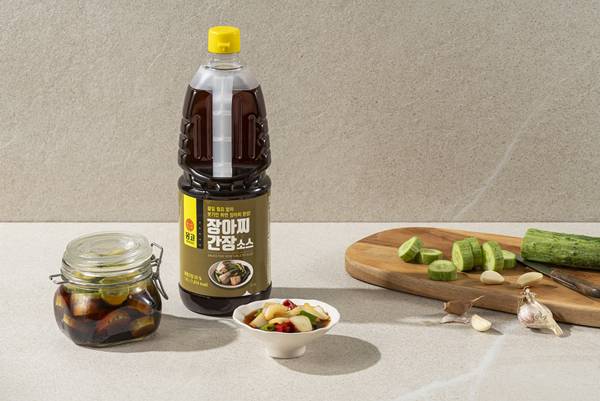 끓이거나 재우는 과정 없이 붓기만 하면 완성되는 간편 조리형 소스 시장이 빠르게 성장하고 있다. 사진은 몽고 장아찌간장소스. / 몽고식품