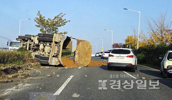 ▲ 지난 14일 오전 9시께 북구 아산로에서 동구 방면으로 향하던 25t 덤프트럭이 넘어지며 도로가 한동안 통제되는 사고가 발생했다. 독자 제공