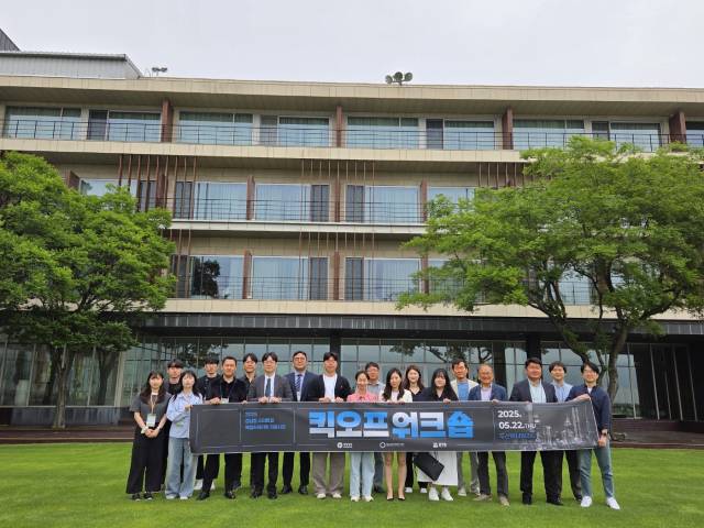 지난 5월 두산에너빌리티에서 열린 경남형 스타트업 엑셀러레이팅 지원사업 킥오프 워크숍에서 참가자들이 기념사진을 찍고 있다./비티비벤처스/