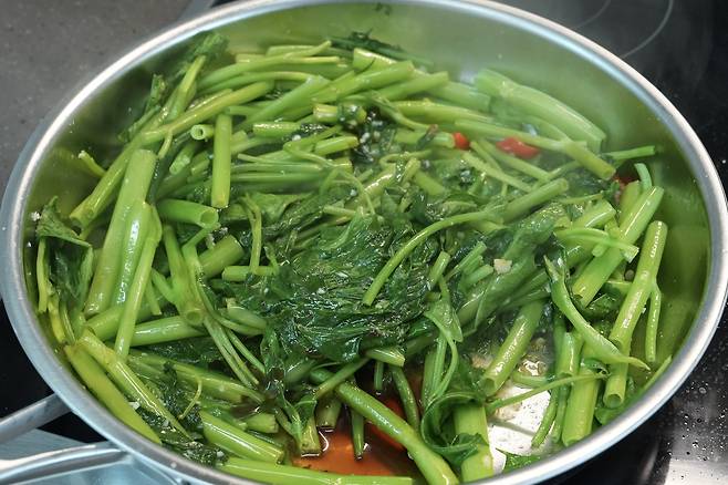 동남아 현지 맛 그대로 소스와 공심채가 어우러져 맛있게 볶아진 상태