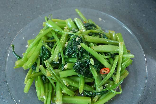 따뜻할 때 먹어야 제맛인 밥도둑 반찬 모닝글로리 볶음을 접시에 담아낸 모습