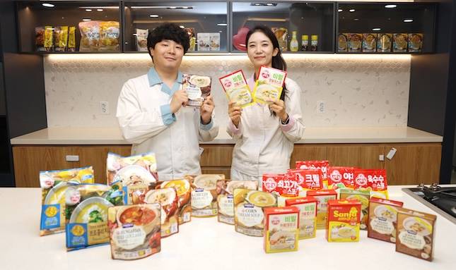 오뚜기중앙연구소의 최욱 선임연구원(왼쪽)과 이다희 주임연구원(오른쪽)이 오뚜기 스프 제품을 소개하고 있다. / 사진=오뚜기