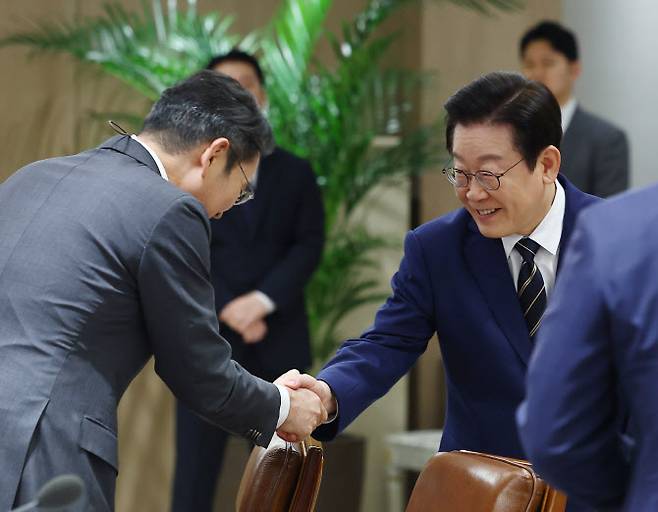 이재명 대통령이 16일 용산 대통령실에서 열린 한미 관세협상 후속 민관 합동회의에서 이재용 삼성전자 회장과 인사하고 있다. . 사진=연합뉴스