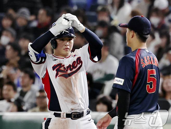 16일 오후 일본 도쿄돔에서 열린 월드베이스볼클래식(WBC) 대비 평가전 '2025 케이 베이스볼 시리즈(K-BASEBALL SERIES)' 일본과의 2차전 경기. 대한민국 문현빈이 2사 주자없는 상황 안타를 친 뒤 세리머니하고 있다. 2025.11.16/뉴스1 ⓒ News1 구윤성 기자