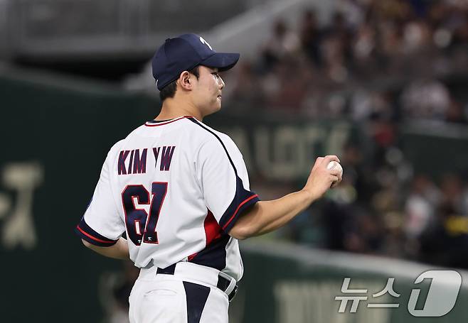 16일 오후 일본 도쿄돔에서 열린 월드베이스볼클래식(WBC) 대비 평가전 '2025 케이 베이스볼 시리즈(K-BASEBALL SERIES)' 일본과의 2차전 경기. 대한민국 투수 김영우가 5회초 2사 만루 상황 일본 이시카미의 2타점 2루타로 역전을 허용한 뒤 아쉬워하고 있다. 2025.11.16/뉴스1 ⓒ News1 구윤성 기자