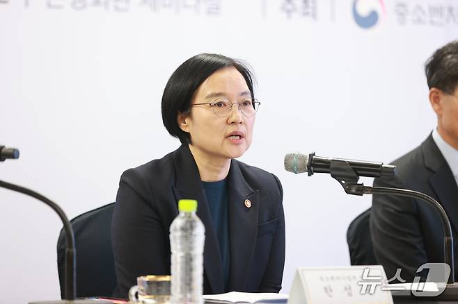 한성숙 중소벤처기업부 장관이 17일 서울 중구 은행회관에서 열린 '중소기업 재직자 우대 저축공제 업무협약식'에서 인사말을 하고 있다. (중기부 제공. 재판매 및 DB금지)