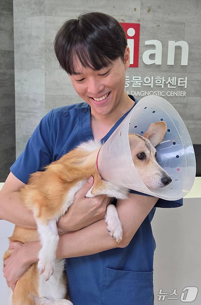 반려견의 수술이 잘 끝나고 기뻐하는 김우경 수의사(마롱이 보호자 제공) ⓒ 뉴스1