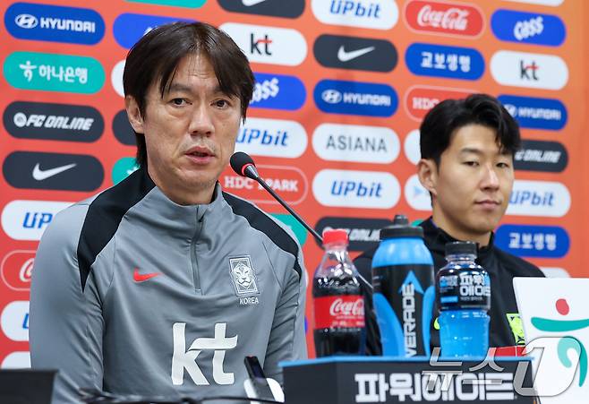대한민국 남자 축구 국가대표팀 홍명보 감독과 손흥민 선수가 17일 오후 서울 마포구 월드컵경기장에서 올해 마지막 A매치 가나와의 평가전을 하루 앞두고 공식 기자회견을 하고 있다. 2025.11.17/뉴스1 ⓒ News1 안은나 기자