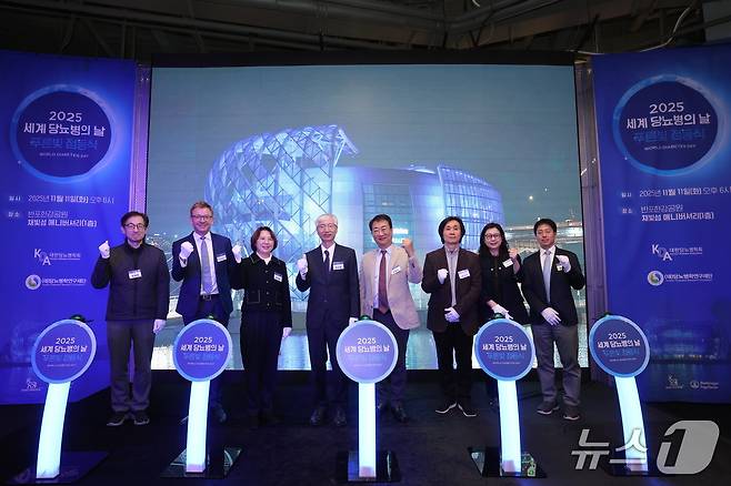 대한당뇨병학회와 당뇨병학연구재단은 '세계 당뇨병의 날(11월 14일)'을 기념해 지난 11일 서울 서초 반포한강공원 채빛섬에서 '2025 세계당뇨병의 날 기념행사 및 푸른빛 점등식'을 열어 시상식 등을 진행했다고 17일 밝혔다.(대한당뇨병학회 제공)