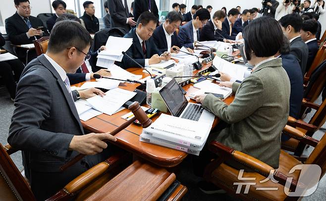 한병도 국회 예산결산특별위원장이 17일 서울 여의도 국회에서 열린 제429회 국회(정기회) 예산결산특별위원회 제1차 예산안등조정소위원회에서 의사봉을 두드리고 있다. 2025.11.17/뉴스1 ⓒ News1 유승관 기자