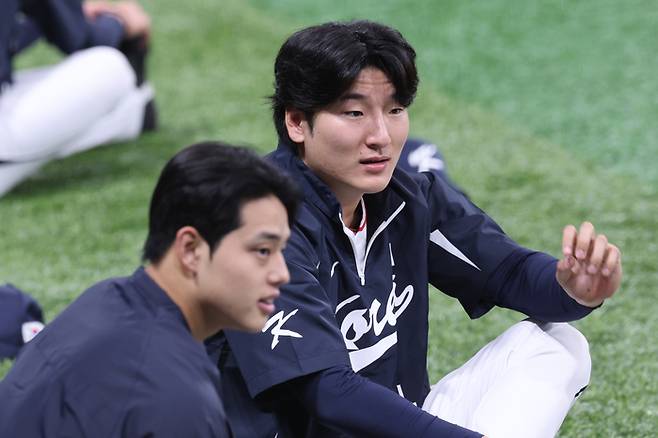 K-베이스볼 시리즈 한국과 체코의 국가대표 평가전을 하루 앞둔 7일 서울 고척스카이돔에서 한국 대표팀 곽빈과 문동주가 훈련하고 있다. 사진 | 고척=연합뉴스