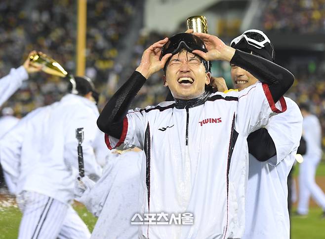 LG 박해민이 1일 서울 잠실구장에서 열린 ‘한국시리즈 통합우승 IN 잠실’ 행사 샴페인 샤워를 즐기고 있다. 잠실 | 최승섭기자 thunder@sportsseoul.com