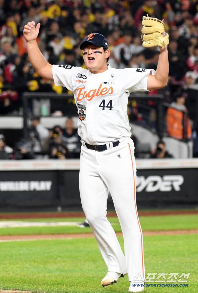 30일 대전 한화생명볼파크에서 열린 한국시리즈 4차전 한화 이글스와 LG 트윈스의 경기. 8회초 2사 1,2루 LG 오스틴을 뜬공 처리한 한화 마무리 김서현이 포효하고 있다. 대전=박재만 기자 pjm@sportschosun.com/2025.10.30/