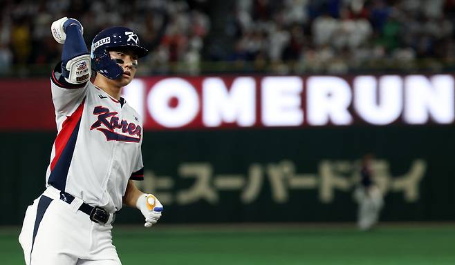 16일 일본 도쿄돔에서 열린 2025 K베이스볼 시리즈 대한민국과 일본의 평가전. 9회말 2사 주자없는 상황 김주원이 동점 솔로홈런을 쏘아올린 뒤 그라운드를 돌고 있다. 연합뉴스