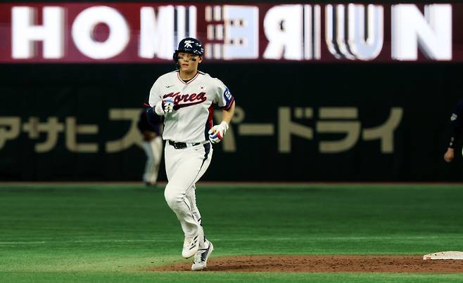 16일 일본 도쿄돔에서 열린 2025 K베이스볼 시리즈 대한민국과 일본의 평가전. 9회말 2사 주자없는 상황 김주원이 동점 솔로홈런을 쏘아올린 뒤 그라운드를 돌고 있다. 연합뉴스