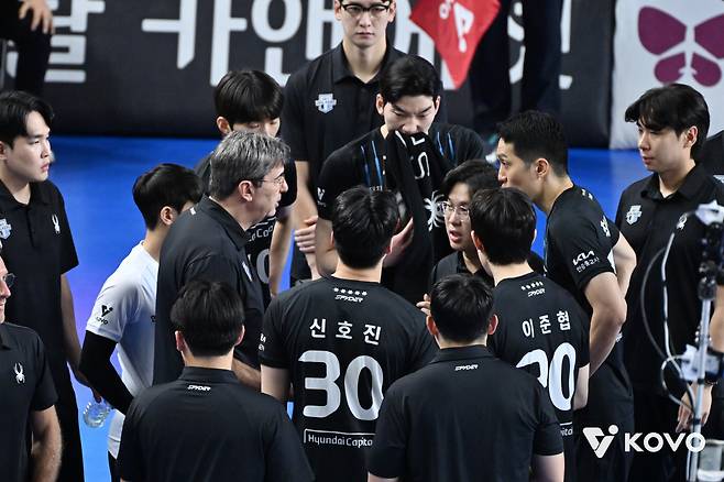 2경기 연속 풀세트 접전 끝에 패한 현대캐피탈. 사진제공=KOVO