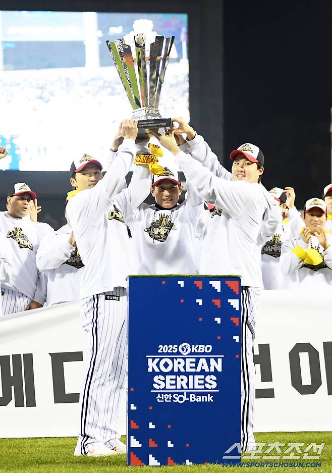 '한국시리즈 통합우승 IN 잠실' 행사가 1일 잠실구장에서 열렸다. LG 박해민, 염경엽 감독, 임찬규가 팬들과 함께 우승의 기쁨을 만끽하고 있다. 잠실=박재만 기자 pjm@sportschosun.com/2025.11.01/