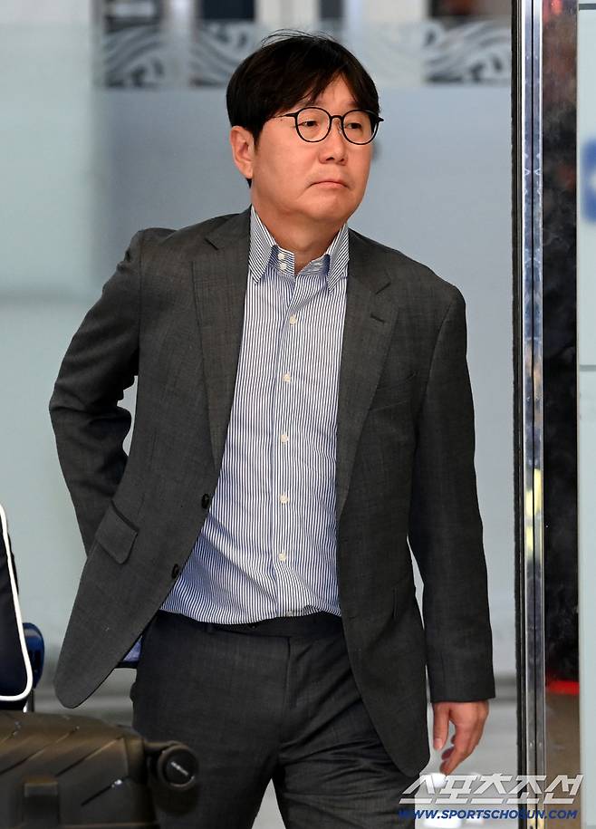 대한민국 야구대표팀이 일본 도쿄돔에서 열린 한일 친선전을 마치고 17일 김포국제공항을 통해 귀국했다. 입국장을 빠져나가는 류지현 감독의 모습. 김포공항=허상욱 기자wook@sportschosun.com/2025.11.17/