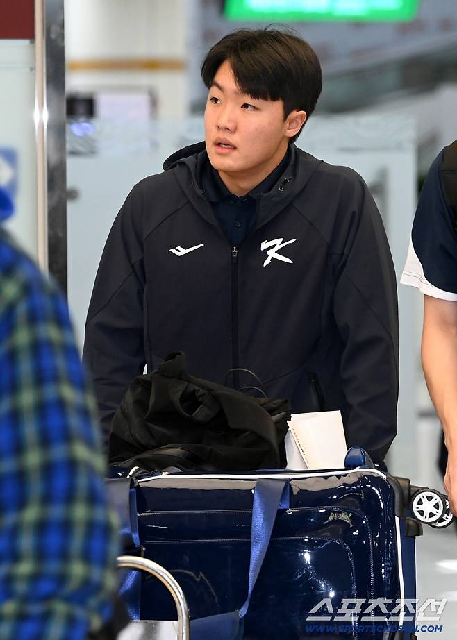 대한민국 야구대표팀이 일본 도쿄돔에서 열린 한일 친선전을 마치고 17일 김포국제공항을 통해 귀국했다. 입국장을 빠져나가는 정우주의 모습. 김포공항=허상욱 기자wook@sportschosun.com/2025.11.17/