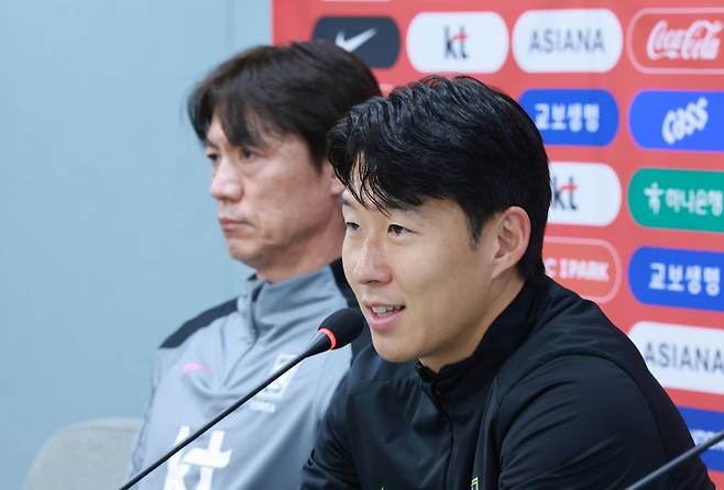 가나와의 평가전 하루 앞둔 손흥민

    (서울=연합뉴스) 신현우 기자 = 가나와의 평가전을 하루 앞둔 한국 축구대표팀 주장 손흥민이 17일 서울 마포구 서울월드컵경기장에서 열린 공식 기자회견에 참석해 질문에 답하고 있다. 2025.11.17

    nowwego@yna.co.kr

(끝)





<저작권자(c) 연합뉴스, 무단 전재-재배포, AI 학습 및 활용 금지>