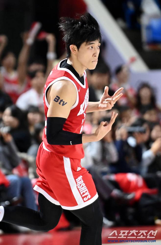 17일 잠실학생체육관에서 열린 프로농구 서울 SK와 수원 KT의 경기. SK 오재현이 3점슛을 성공한 후 환호하고 있다. 잠실학생체=허상욱 기자wook@sportschosun.com/2025.11.17/