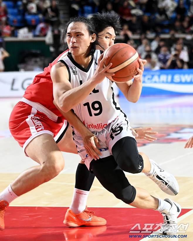 17일 잠실학생체육관에서 열린 프로농구 서울 SK와 수원 KT의 경기. KT 카굴랑안이 SK 김태훈의 수비를 피해 골밑슛을 시도하고 있다. 잠실학생체=허상욱 기자wook@sportschosun.com/2025.11.17/