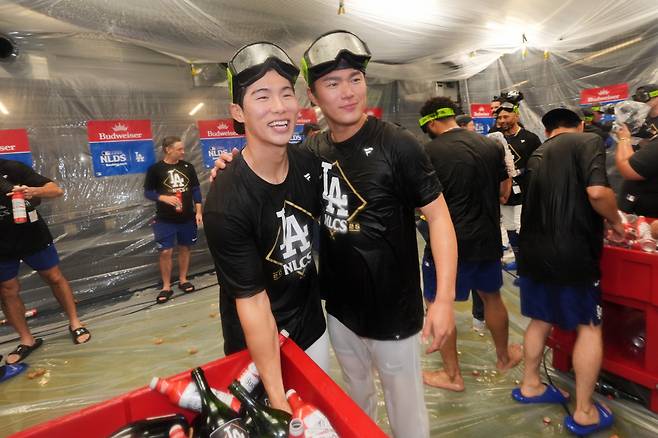 Los Angeles Dodgers' Hyeseong Kim, left, and Yoshinobu Yamamoto embrace after a win over the Philadelphia Phillies in Game 4 of baseball's National League Division Series Thursday, Oct. 9, 2025, in Los Angeles. (AP Photo/Jae C. Hong)







<저작권자(c) 연합뉴스, 무단 전재-재배포, AI 학습 및 활용 금지>