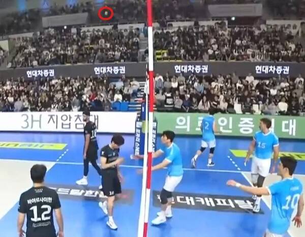 상대에 맞은 공이 관중석에 떨어지기 전에 네트를 건드린 대한항공 김규민. ⓒSBS스포츠