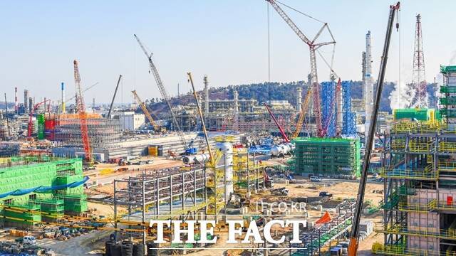 에쓰오일의 초대형 석유화학설비 건설 공정 '샤힌 프로젝트'가 완공도 전에 업계에서 논란이 되고 있다. 에쓰오일 샤힌프로젝트 공사현장. /에쓰오일