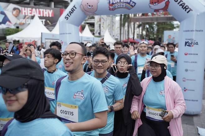지난 9일 인도네시아 자카르타 스나얀 지역에서 열린 한국관광공사 펀 런 참가자들이 출발 신호에 맞춰 달려나가고 있다.   [사진 제공= 한국관광공사]